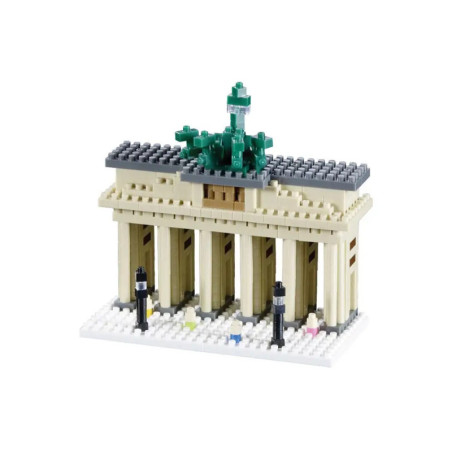 Miniaturmodell des Brandenburger Tors mit Säulen, Lampen und grüner Statue auf weißem Sockel.