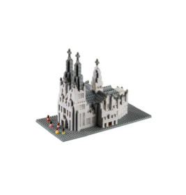 Miniaturmodell einer grauen Kathedrale mit hohen Türmen und bunten Figuren auf einer Grundplatte.