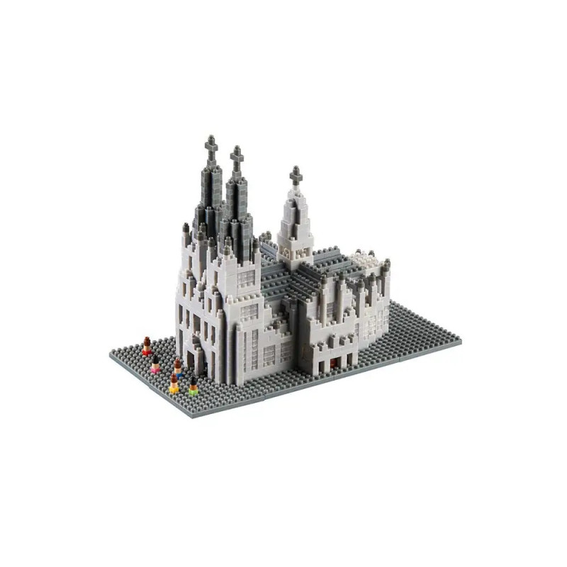 Miniaturmodell einer grauen Kathedrale mit hohen Türmen und bunten Figuren auf einer Grundplatte.