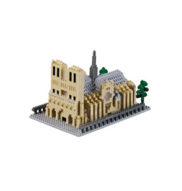 Miniaturgebäude aus beigen Stecksteinen mit Bäumen und Zaun auf grauer Grundplatte.