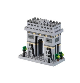 Miniaturmodell des Arc de Triomphe aus grauen Bausteinen mit kleinen grünen Bäumen an den Seiten.