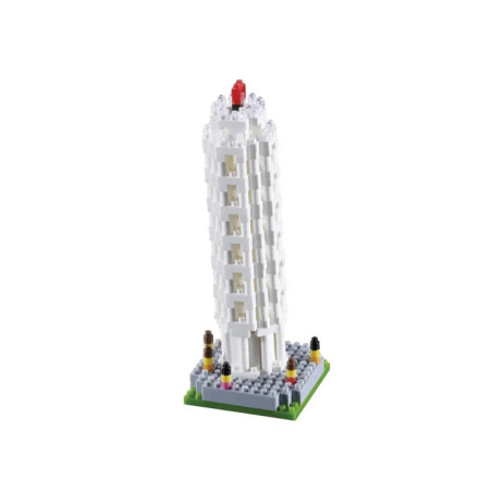 Weißes LEGO-Modell eines hohen Turms auf grünem Sockel mit kleinen bunten Figuren.