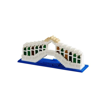 LEGO-Modell einer weißen Bogenbrücke mit Fenstern auf blauer Grundplatte.
