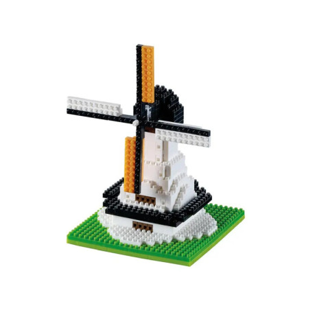 Miniatur-Windmühle aus kleinen Stecksteinen auf grünem Grund, in Schwarz, Weiß und Orange.