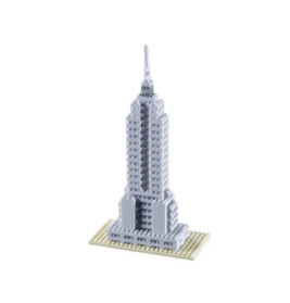 Ein kleines Blockmodell eines grauen Hochhauses auf beigem Sockel, dem Empire State Building ähnlich.