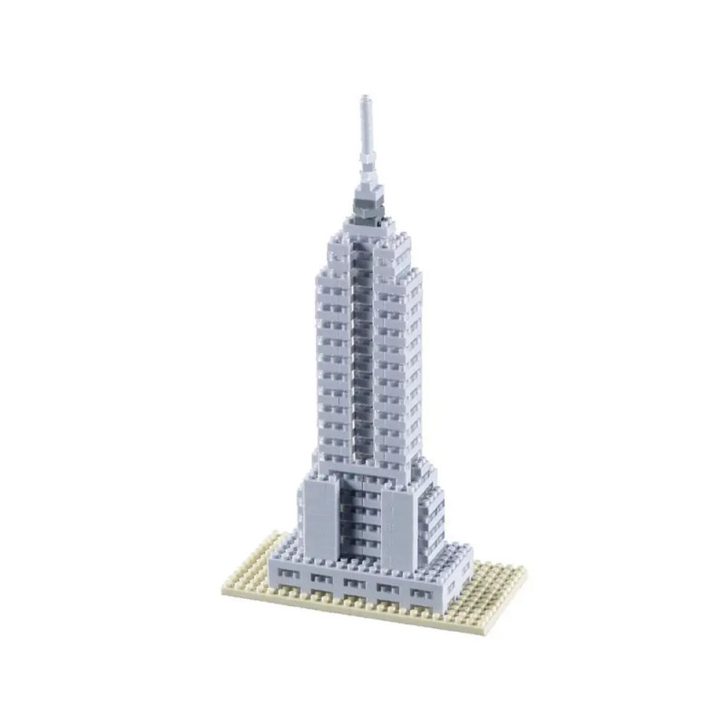 Ein kleines Blockmodell eines grauen Hochhauses auf beigem Sockel, dem Empire State Building ähnlich.
