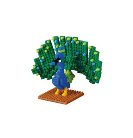 Ein bunter Pfau aus kleinen Bausteinen steht auf braunem Sockel vor weißem Hintergrund.