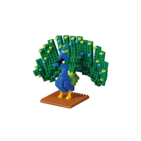 Ein bunter Pfau aus kleinen Bausteinen steht auf braunem Sockel vor weißem Hintergrund.