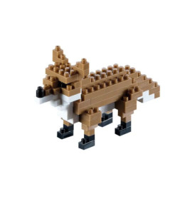 Ein Fuchs aus braunen, weißen und schwarzen Spielbausteinen vor weißem Hintergrund.