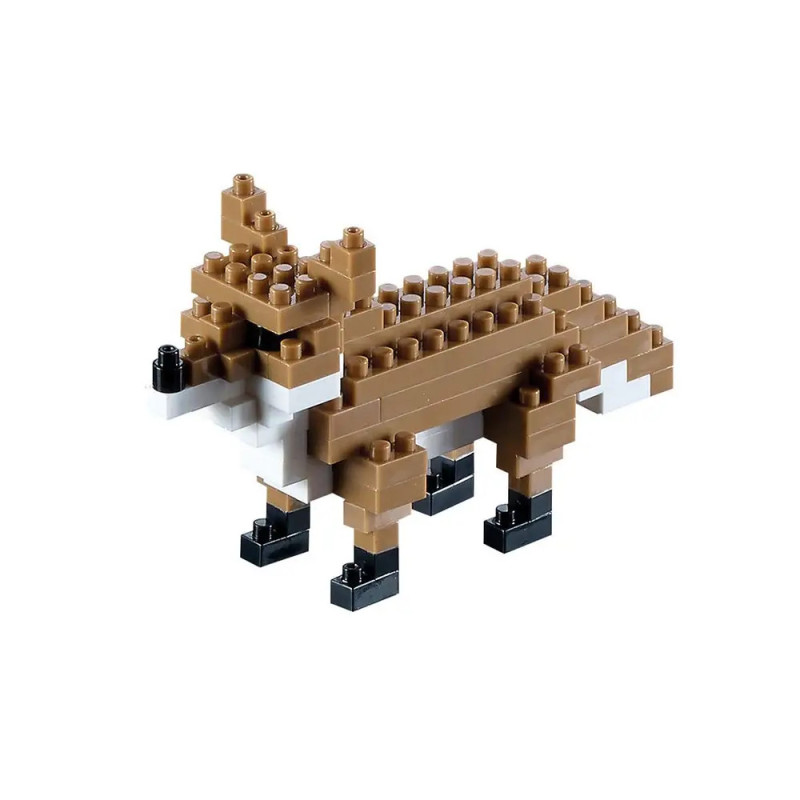 Ein Fuchs aus braunen, weißen und schwarzen Spielbausteinen vor weißem Hintergrund.