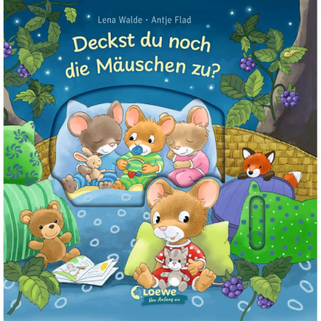 Vier Mäuse liegen lesend im Bett, mit einem Fuchs-Plüschtier und Sternen im Hintergrund.
