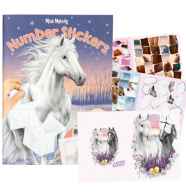 Stickerbuch mit weißem Pferd auf dem Cover und pferdebezogenen Stickern im Hintergrund.
