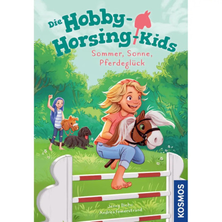 Zwei Kinder springen draußen mit Steckenpferden über einen Zaun Titel: Die Hobby-Horsing-Kids.