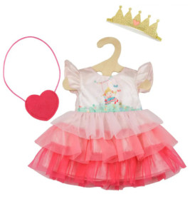 Rosa Rüschenkleid mit goldener Krone und roter Herztasche an einem Kleiderbügel.