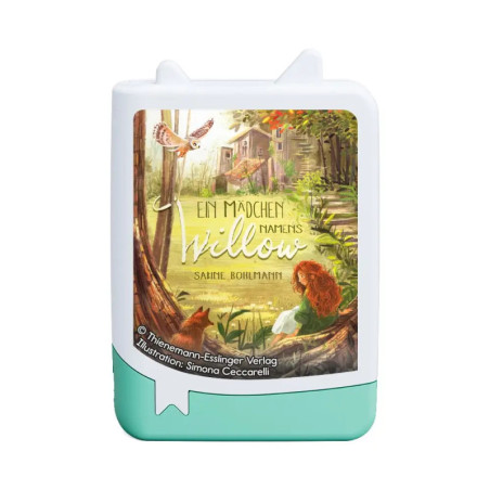 Buchcover: Ein rothaariges Mädchen sitzt im Wald und blickt auf ein Haus mit dem Titel Willow.