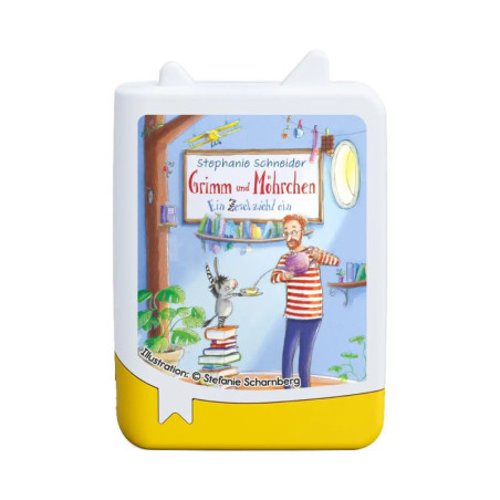 Ein Mann liest eine Katze in einem bunten Raum vor an der Wand steht der Buchtitel Grimm und Möhrchen.