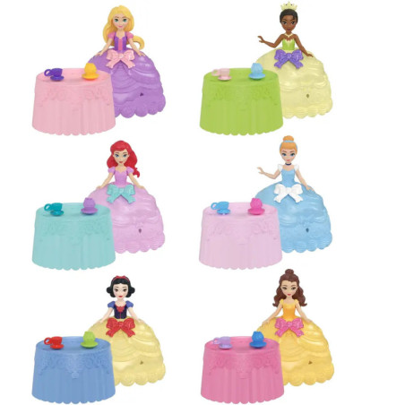 Sechs Disney-Prinzessinnenfiguren in bunten Kleidern sitzen an passenden Tischen mit Teeservice.