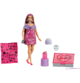 Barbiepuppe im pinken Kleid mit Zubehör: Schal, Lippenstift, Maske, Make-up-Tablett und Tuch.