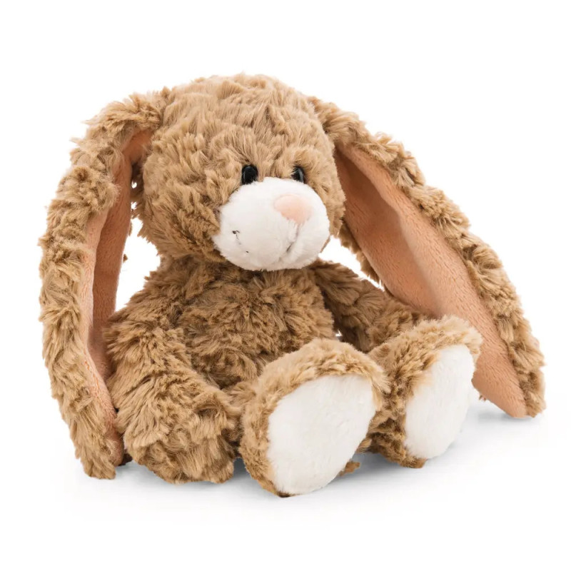 Ein braun-weißer Plüschhase mit langen Ohren sitzt auf weißem Hintergrund.