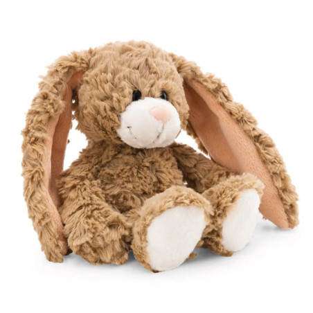 Ein braun-weißer Plüschhase mit langen Ohren sitzt auf weißem Hintergrund.