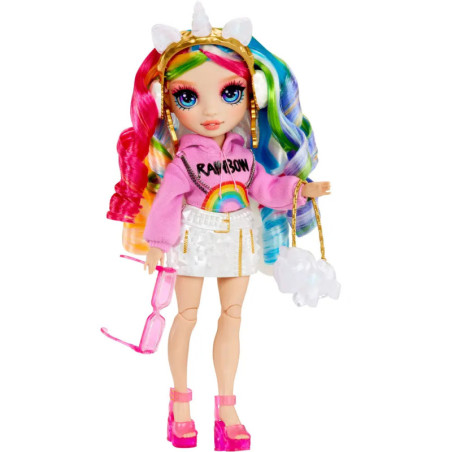 Bunte Puppe mit Regenbogen-Haar, Einhorn, pinkem Hoodie, weißem Rock und Brille in der Hand.