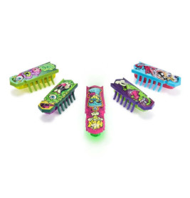 Fünf bunte, robotische Spielzeugkäfer mit Bürstenbeinen sternförmig auf weißem Grund angeordnet.