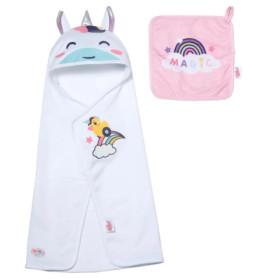 Weißes Babyhandtuch mit Einhornkapuze und pinkes MAGIC-Waschtuch mit Regenbogen- und Wolkendesign.