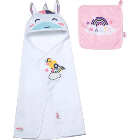 Weißes Babyhandtuch mit Einhornkapuze und pinkes MAGIC-Waschtuch mit Regenbogen- und Wolkendesign.