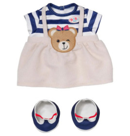 Baby-Outfit mit blau gestreiftem Oberteil, beigefarbenem Bärenrock und passenden blauen Schuhen.
