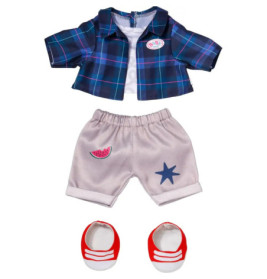 Puppenoutfit mit kariertem Hemd, beigen Shorts mit Flicken und rot-weißen Sneakern.