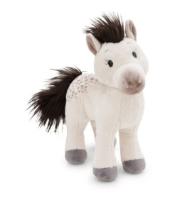 Plüschpferd mit weißem Fell, grauen Hufen sowie dunkelbrauner, flauschiger Mähne und Schweif.