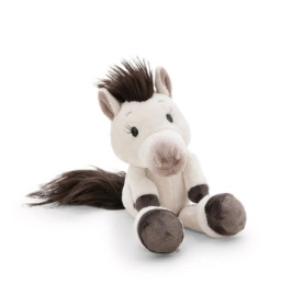 Plüschpferd mit brauner Mähne, Schweif und Hufen sitzt aufrecht auf weißem Hintergrund.