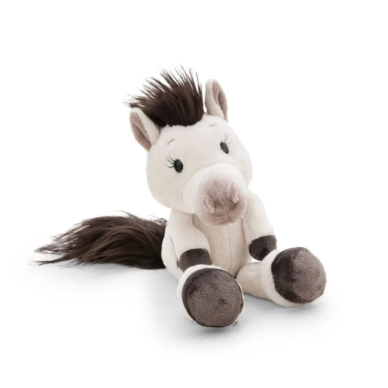 Plüschpferd mit brauner Mähne, Schweif und Hufen sitzt aufrecht auf weißem Hintergrund.