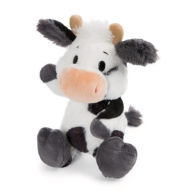 Sitzendes Plüsch-Kuhspielzeug mit schwarzen Flecken, braunen Hörnern und rosa Schnauze vor weißem Hintergrund.