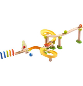 Holz-Murmelbahn mit Rampen, Kurven, Xylophon und bunten Dominosteinen auf der linken Seite aufgebaut.