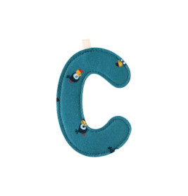 Blaue Stoffbuchstabe C mit kleinen Vogelmotiven und weißer Schlaufe oben.