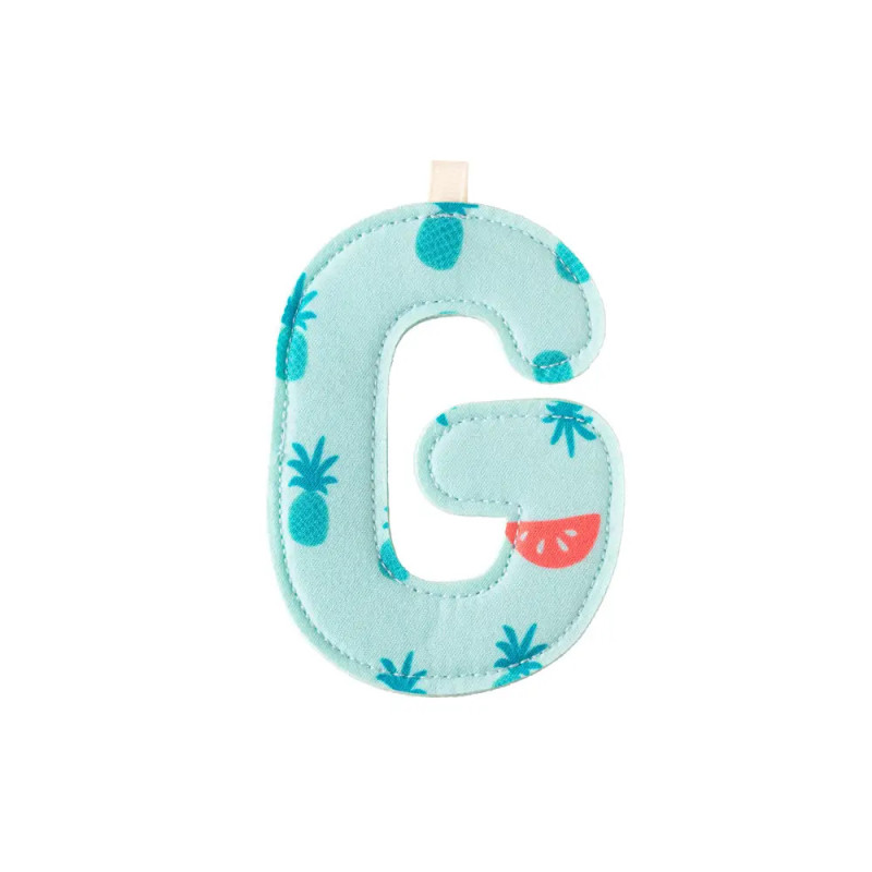 Hellblauer Stoffbuchstabe G mit Ananas- und Wassermelonenmuster.