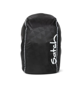 Schwarze Rucksack-Regenhülle mit dezentem Muster und weißem, senkrechtem Satch-Schriftzug.