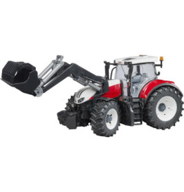 Roter und weißer Spielzeugtraktor mit großem Frontlader und schwarzen Reifen vor weißem Hintergrund.