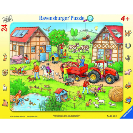 Illustrierte Bauernhofszene mit Menschen, Tieren, Traktor, Teich und Gebäuden auf einer Ravensburger-Puzzlebox.