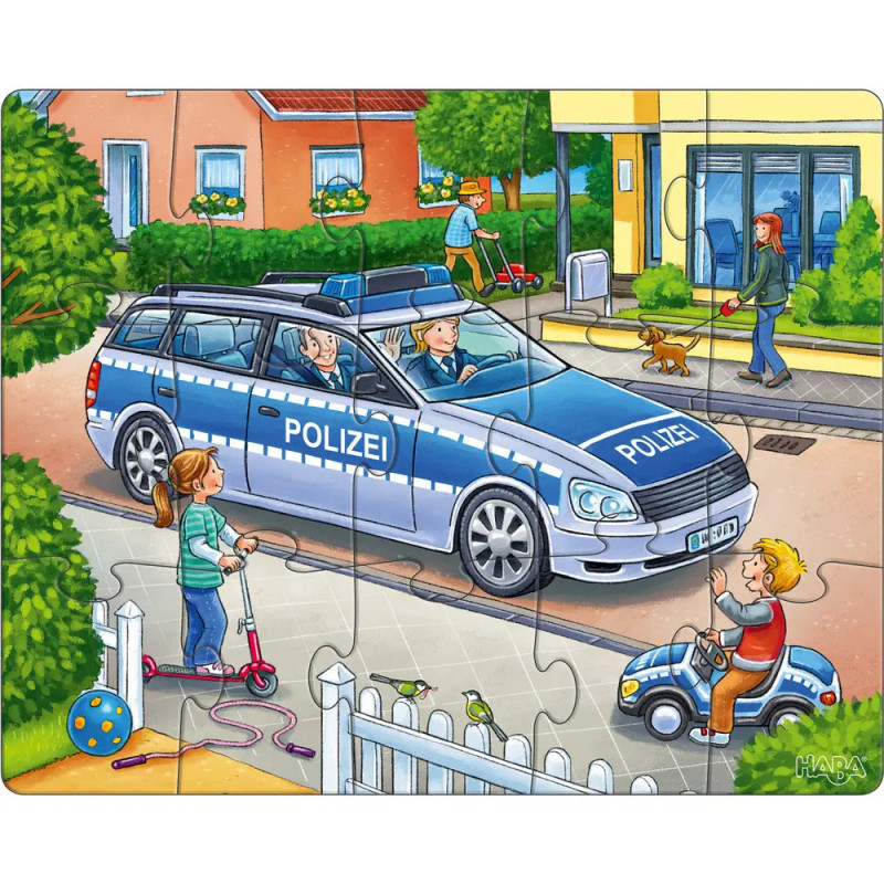 Ein Polizeiauto steht auf der Straße, während Kinder spielen und Erwachsene auf dem Gehweg laufen. Ein Polizeiauto steht auf der Straße, während Kinder spielen und Erwachsene auf dem Gehweg laufen.