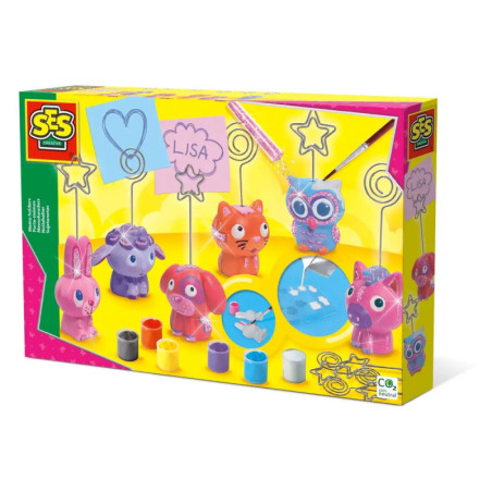 Bastelset mit tierischen Kartenhaltern, Farben und Pinseln, arrangiert auf gelbem Hintergrund. Bastelset mit tierischen Kartenhaltern, Farben und Pinseln, arrangiert auf gelbem Hintergrund.