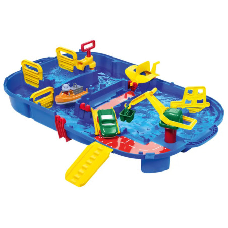 Wasserspielset aus Plastik mit Booten, Auto, Kran, Toren und Rampen in einer blauen Wanne mit Wasserwegen.