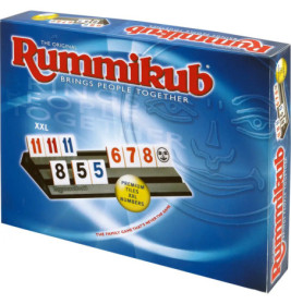 Blaue Rummikub-Box mit Zahlensteinen auf einem Halter und dem Aufdruck Bringt Menschen zusammen.