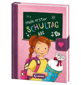 Mädchen mit Ranzen und Schultüte steht vor Tafel mit der Aufschrift Mein erster Schultag.