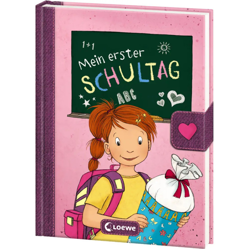Mädchen mit Ranzen und Schultüte steht vor Tafel mit der Aufschrift Mein erster Schultag.