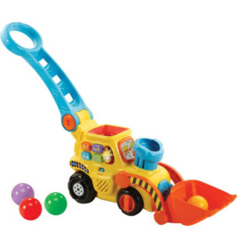 Bunter Spielzeug-Bulldozer mit blauem Griff, orangefarbener Schaufel und drei bunten Bällen daneben.