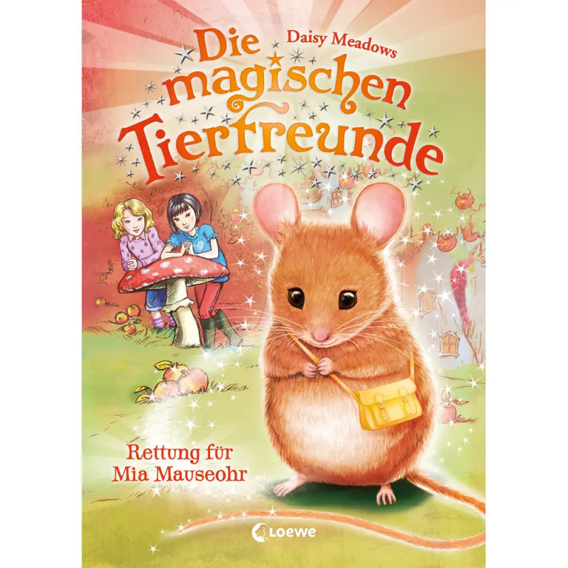 Eine Maus mit gelber Tasche steht im magischen Wald, im Hintergrund sitzen zwei Mädchen auf einem Pilz.