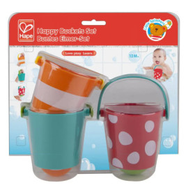 Drei bunte Spielzeugeimer im Karton, beschriftet als Happy Buckets Set für Kinder ab 12 Monaten.