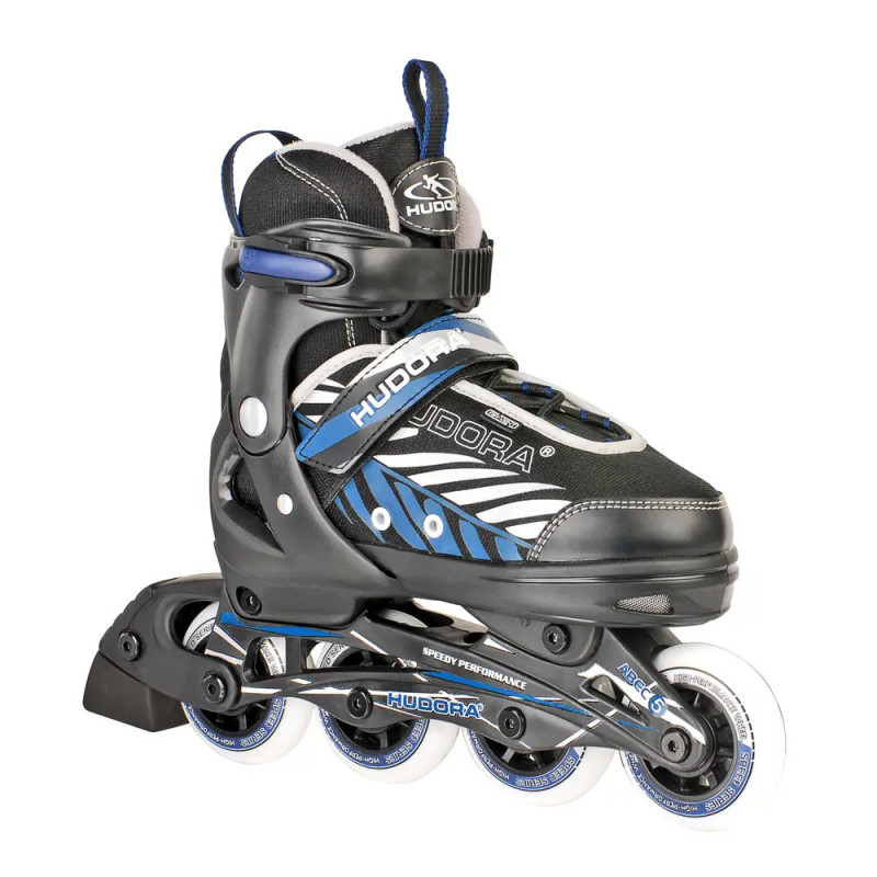 Schwarzer und blauer Inline-Skate mit vier Rollen und verstellbaren Riemen vor weißem Hintergrund. Schwarzer und blauer Inline-Skate mit vier Rollen und verstellbaren Riemen vor weißem Hintergrund.